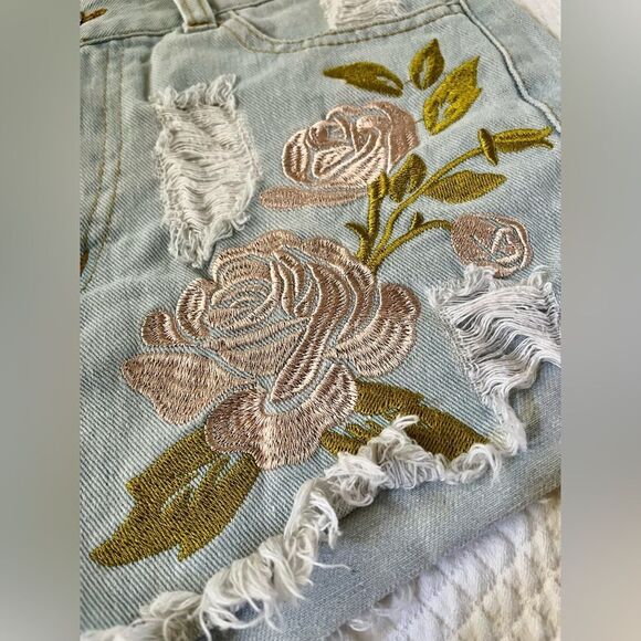 36 Point 5 Distressed Floral Embroidered Cut-Off Distressed Denim Shorts SZ S - Picture 5 of 9